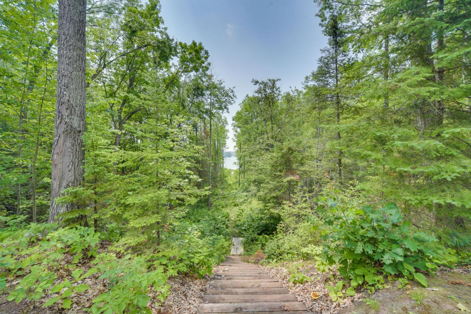 Scenic Hayward Lake View Retreat With Fire Pit المظهر الخارجي الصورة